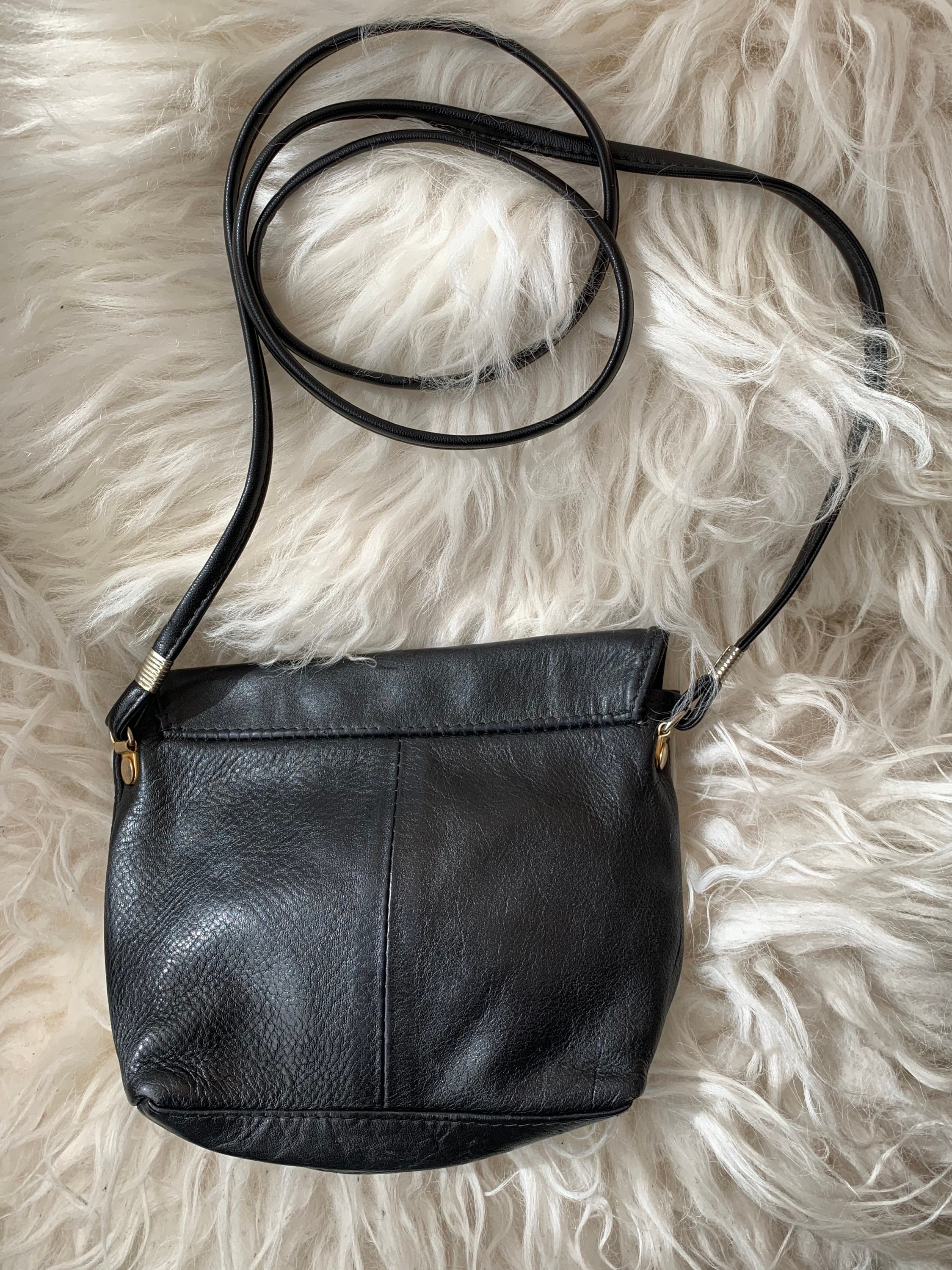 Vintage black shoulder bag patent leather black leather crossover eighties bag