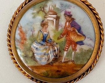 Broche Portrait De Dame Sur Porcelaine - Cadre Ovale Limoges, Métal Doré, Occasion Bon état