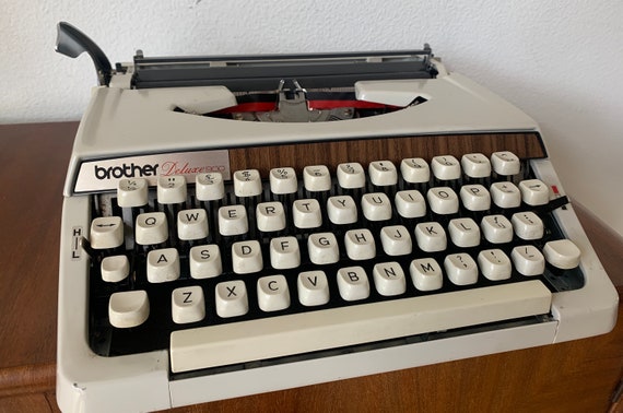 Vintage typewriter | Brother de Luxe 900 |  beige  | seventies | made in Japan | manual | QWERTY keyboard | portable