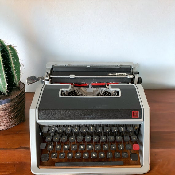 Vintage typewriter | Olivetti Lettera DL | Portable | QWERTY l manual | black / Silver | Ivrea | Italy | seventies