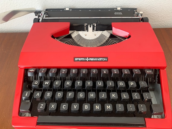 Vintage typewriter | Sperry Remington Idool typewriter | Red typewriter | seventies typewriter | Portable | QWERTY