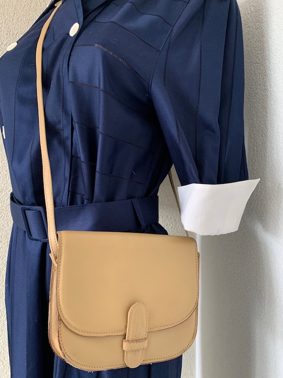 Vintage beige / khaki shoulder bag | leather | Régine Loubens Paris | crossover | eighties bag | cross body bag | French designer