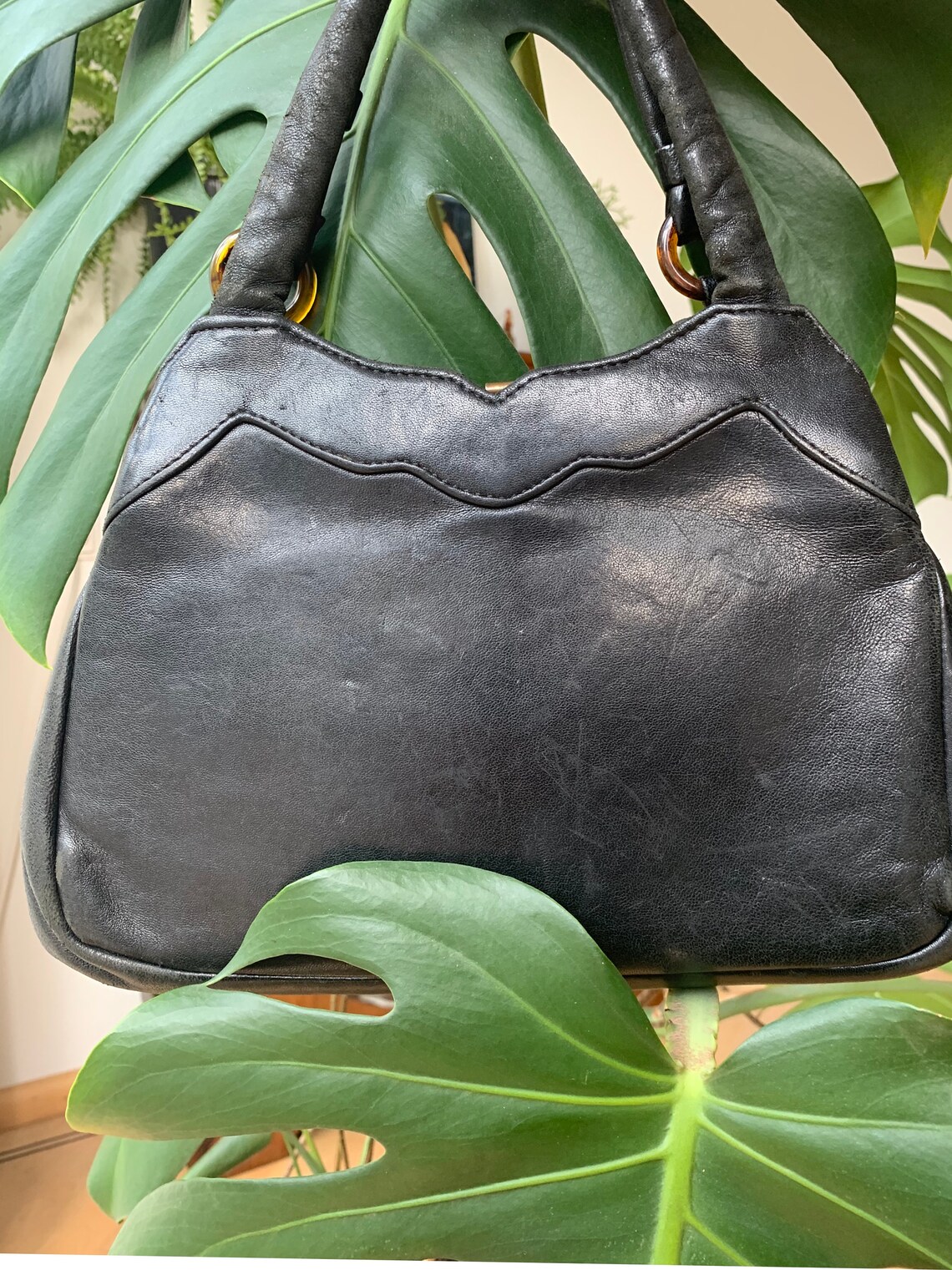 Vintage handbag | fifties purse | black leather | by Karim | bag | top handle | fifties | lucite buckles, foto 2 di 5