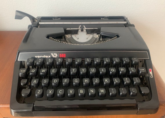 Vintage typewriter | Brother de luxe 2000 | Vendex 500 | Black | Eighties | Dutch brand | manual | QWERTY