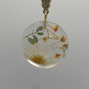 Collar de resina con flores secas