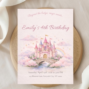 Może przedstawiać: Różowe zaproszenie urodzinowe z napisem "Emily's 4th Birthday". Zaproszenie zawiera ilustrację zamku z bajki z tęczą, mostem i chmurami. U góry znajduje się tekst "Beyond the bridge, magic awaits..."