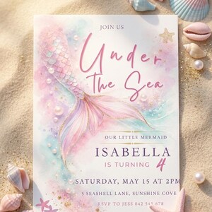 Peut inclure: Invitation sur le thème des sirènes avec le texte « Under The Sea » et « Isabella a 4 ans ». L'invitation présente une queue de sirène rose et violette, entourée de coquillages et de perles sur un fond sablonneux.