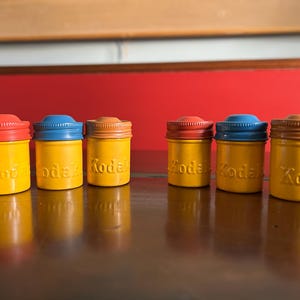 Vintage Kodak Film Canister Trio Colorful Photography Decor 35mm vintage metal canisters zdjęcie 4