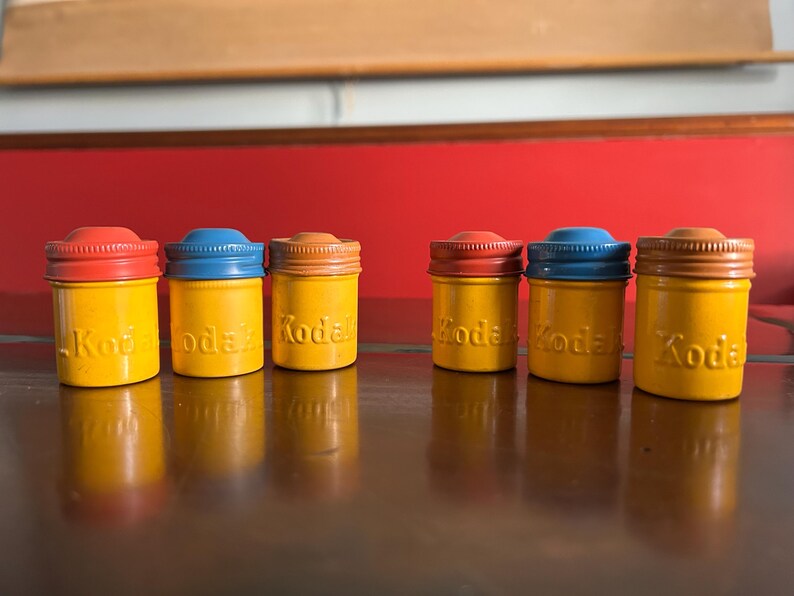 Vintage Kodak Film Canister Trio Colorful Photography Decor 35mm vintage metal canisters zdjęcie 4