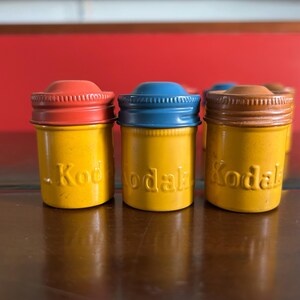Vintage Kodak Film Canister Trio Colorful Photography Decor 35mm vintage metal canisters zdjęcie 3