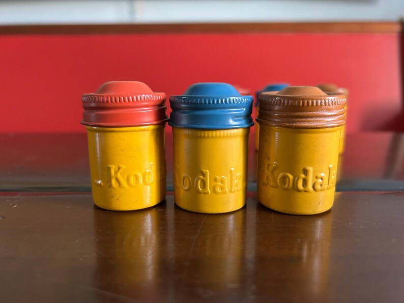 Vintage Kodak Film Canister Trio Colorful Photography Decor 35mm vintage metal canisters zdjęcie 3