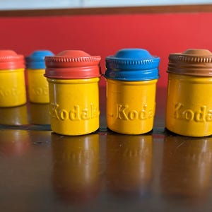 Vintage Kodak Film Canister Trio Colorful Photography Decor 35mm vintage metal canisters zdjęcie 2
