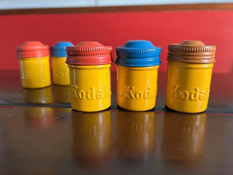 Vintage Kodak Film Canister Trio Colorful Photography Decor 35mm vintage metal canisters zdjęcie 2