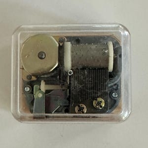 Boîte à musique à remonter dans un ancien état de stock pour une boîte à musique ou un ours en peluche ou juste pour écouter -- tous différents, voir la liste de près