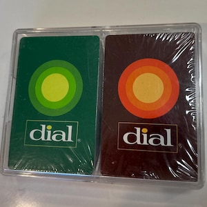Baralho Dial, conjunto duplo de cartas lacrado, revestido de plástico, em embalagem original e caixa plástica.