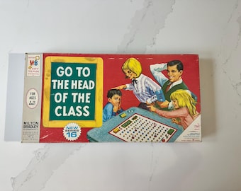 Puede incluir: Caja de juego de mesa vintage "Go to the Head of the Class" de Milton Bradley. La caja presenta una colorida ilustración de una familia y el tablero de juego. El texto en la caja dice "Go to the Head of the Class" y "New Series 16".