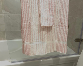 New Old Stock Set of 2 Bath Towels and 1 Hand Towel in Light Pink by Stevens