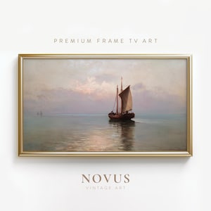 Puede incluir: Pintura enmarcada de un velero sobre agua tranquila bajo un cielo nublado. La obra de arte tiene un marco dorado y el texto "PREMIUM FRAME TV ART" y "NOVUS VINTAGE ART". La pintura representa un sereno paisaje marino.