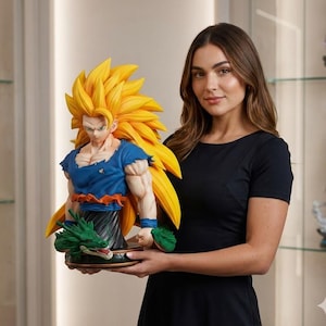 Puede incluir: Estatua detallada de un personaje con pelo amarillo puntiagudo, una parte superior azul y una base de dragón verde. La figura está sostenida por una persona con un vestido negro. Otras figuras son visibles en el fondo en estantes.