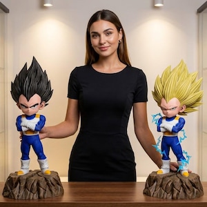 Puede incluir: Dos figuras detalladas de Vegeta de Dragon Ball Z. Una tiene cabello negro puntiagudo, la otra amarillo. Ambas visten trajes azules y blancos y se paran sobre bases rocosas. Otras figuras son visibles en el fondo.