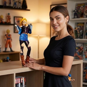 Puede incluir: Una figura de Android 18 de Dragon Ball Z. La figura lleva una parte superior negra, una falda azul y botas marrones. La figura está sobre una estantería de madera. Otras figuras y cómics son visibles en el fondo.