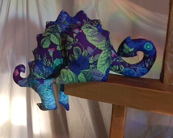 Dragón azul floral, una niñera de estante de silueta de felpa.