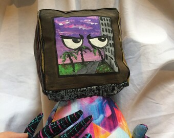 Polibius peluche monstruo terror muñeca con cara pintada OOAK, cabeza de tv retro, cabeza de objeto, leyenda urbana con manos magnet