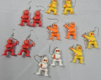 Pendientes Tiny Ninja, juguete de goma kawaii kitsch, juguetes reciclados y lindos, meme de internet reutilizado, colores llamativos