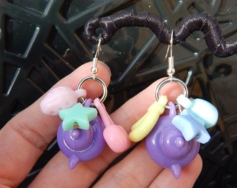 pendientes de tetera desiguales con fruta pastel y flores