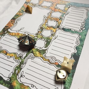 Könnte beinhalten: Ein Charakterbogen für ein Rollenspiel mit einem dekorativen Rand aus Blättern und Ranken. Mehrere Würfel sind über das Blatt verstreut, darunter ein schwarzer und orangefarbener D12, ein beigefarbener D4, ein goldener D6 und ein brauner Stein.