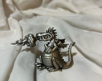 Broche de peltre con forma de dragón que escupe fuego, estilo cómico, de JJ Jonette, década de 1990.