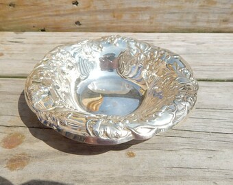 Pilgrim silver plated bowl with grape arbor design