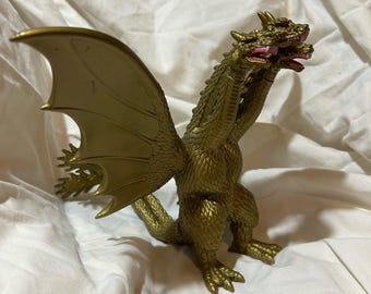 Figura de plástico soplado de King Ghidorah con alas y cola articuladas. ¡Un artículo de colección del monstruo Godzilla!