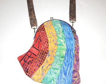 Rainbow Pride colores monedero pequeño con rayas de bandera aplique sin mano en bali batik estampados de algodón. Bolsa de arte OOAK.