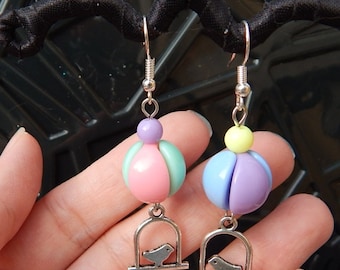 pendientes pastel de pájaro con bola arco iris. Joyería de estilo no coincidente.