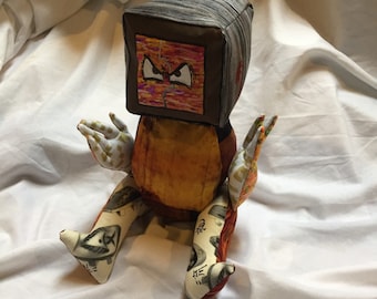 Polibius peluche monstruo terror muñeca con cara pintada OOAK, cabeza de tv retro, cabeza de objeto, leyenda urbana con manos magnet