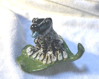 Rana venenosa teñida sobre una hoja de ginkgo. Escultura de cerámica única hecha a mano, decoración de pared o para acuario.