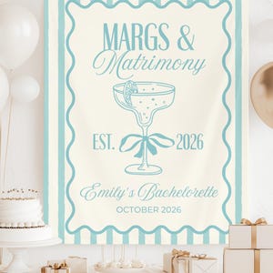 Puede incluir: Un juego de tres tazas de cerámica con un acabado mate moteado. Las tazas son de color crema, gris claro y gris oscuro. Cada taza tiene un diseño simple y moderno y un asa redondeada.