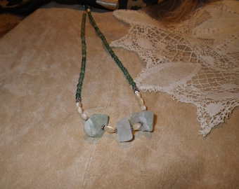 Collar de aguamarina, aventurina y nácar "Lanzando piedras a corazones de cristal"
