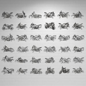 Pode incluir: Uma coleção de trinta e seis silhuetas de metal preto para parede, cada uma representando um modelo de motocicleta diferente. Os designs individuais estão dispostos em uma grade, exibindo vários estilos de motos esportivas, de turismo e cruiser.