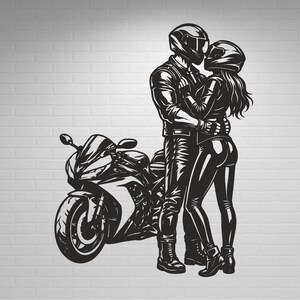 Peut inclure: Illustration en noir et blanc d'un couple en tenue de motard, s'embrassant, avec une moto. L'image est une silhouette, représentant une scène romantique sur le thème de la moto.