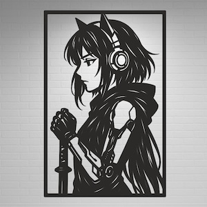 Op de afbeelding: Zwart lasergesneden kunstwerk van een anime-achtig personage met een koptelefoon en een zwaard. Het personage heeft kattenoren en draagt een capuchon. Het kunstwerk is omlijst in een zwarte rechthoekige rand.