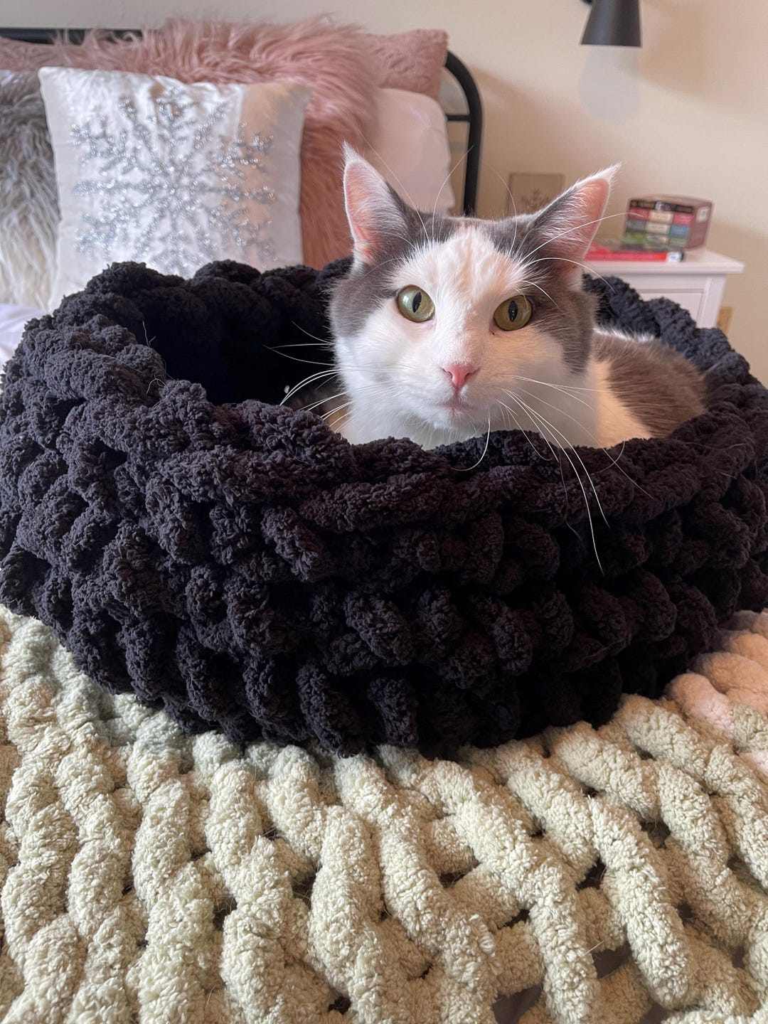 Photo inspiration: Picture Idea: Chunky Knit Pet Bed Large Cat Bed Cozy Cat Bed