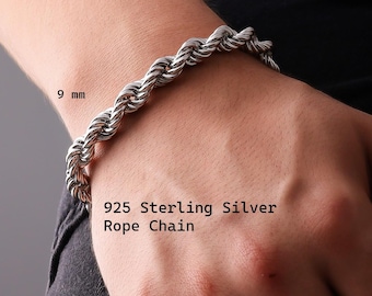 Pode incluir: Uma pulseira de corrente de corda de prata esterlina 925, com 9 mm de espessura, é exibida. A pulseira tem um design de corda torcida. O texto "925 Sterling Silver Rope Chain" é visível.