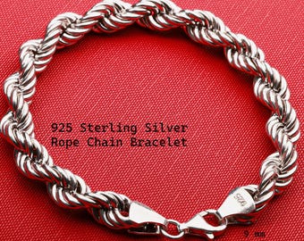 Pode incluir: Uma pulseira de corrente de corda em prata esterlina com fecho lagosta. A pulseira tem 9 mm de largura. O texto "925 Sterling Silver Rope Chain Bracelet" é visível em um fundo vermelho.