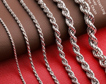Pode incluir: Cinco correntes de prata tipo corda de diferentes espessuras dispostas lado a lado. As correntes são feitas de prata esterlina 925 e apresentam um design trançado. O texto 925 Sterling Silver Rope Chain é visível no canto superior direito.