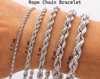 Pode incluir: Cinco pulseiras de corrente de corda em prata esterlina 925 de várias espessuras. As pulseiras estão etiquetadas com larguras de 2,7 mm, 4,5 mm, 6 mm, 8 mm e 9 mm. O texto 925 Sterling Silver Rope Chain Bracelet aparece no topo.