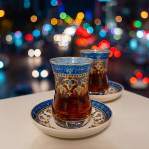 Goudkleurige Turkse theeglas en schotelset – Blauw mozaïek Ottomaans patroon, authentiek Turks decor