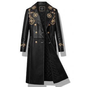 Puede incluir: Abrigo largo de cuero negro con diseños de rosa de los vientos dorados bordados y espirales decorativas. El abrigo cruzado presenta botones dorados y costuras blancas.