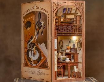 Pode incluir: Uma estante de livros em miniatura de madeira com tema musical. O lado esquerdo apresenta um toca-discos vintage e o texto "The Secret Rhythm". O lado direito mostra um interior detalhado com uma secretária, livros e um pequeno rádio. A estante é iluminada.